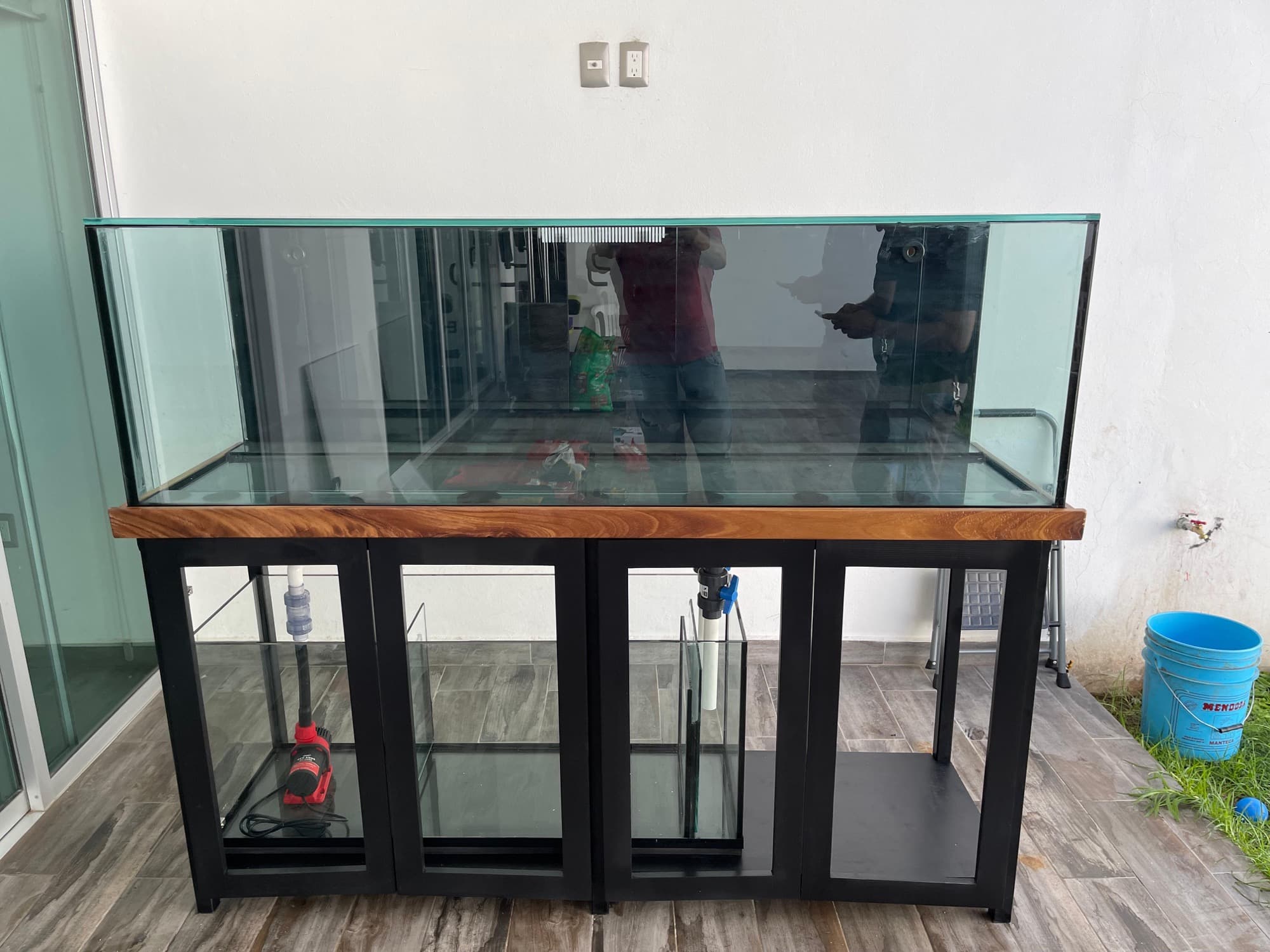 Pecera en patio con cubierta de madera — foto 1