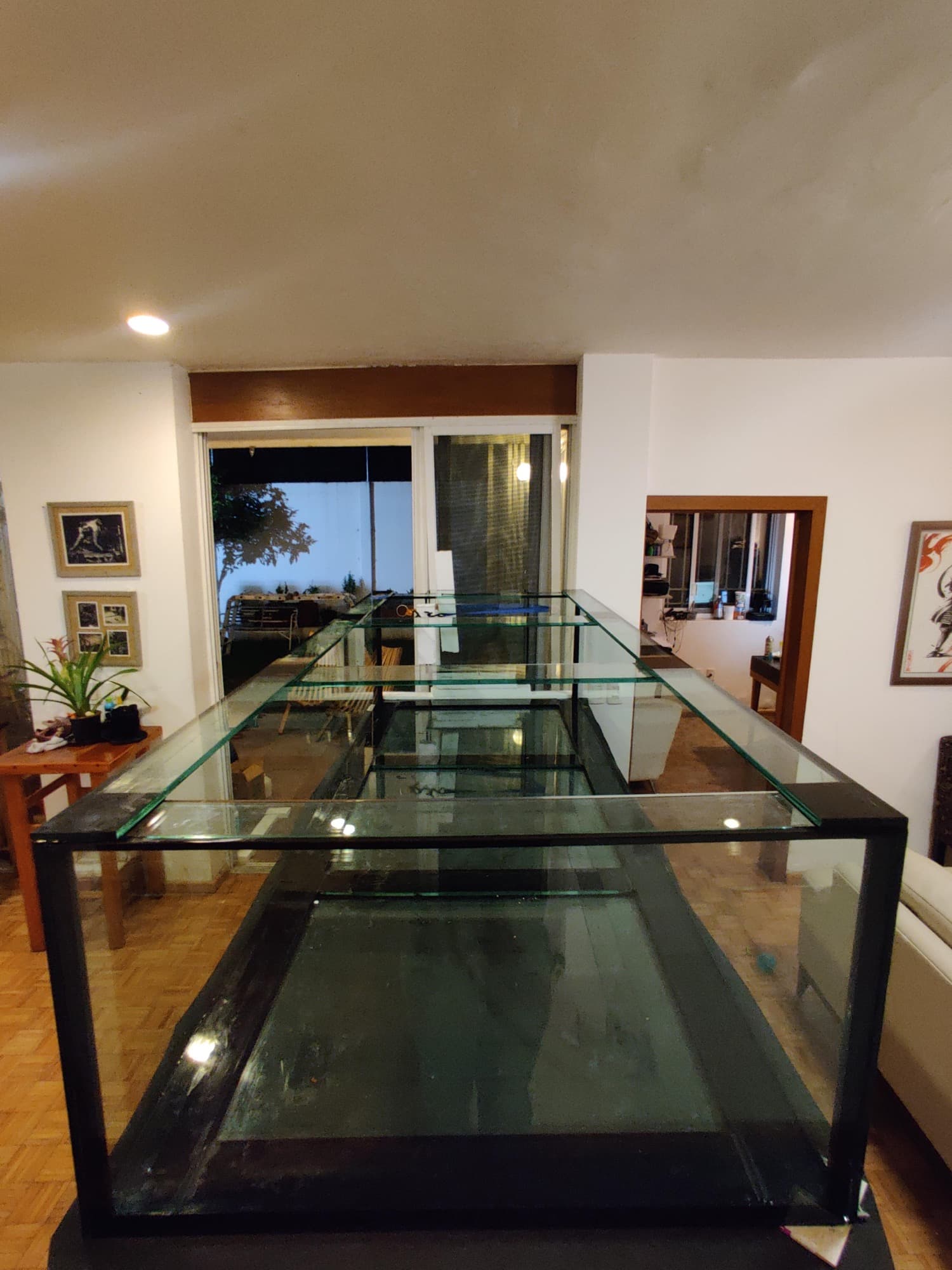 Pecera con base de madera y hardscape — foto 2