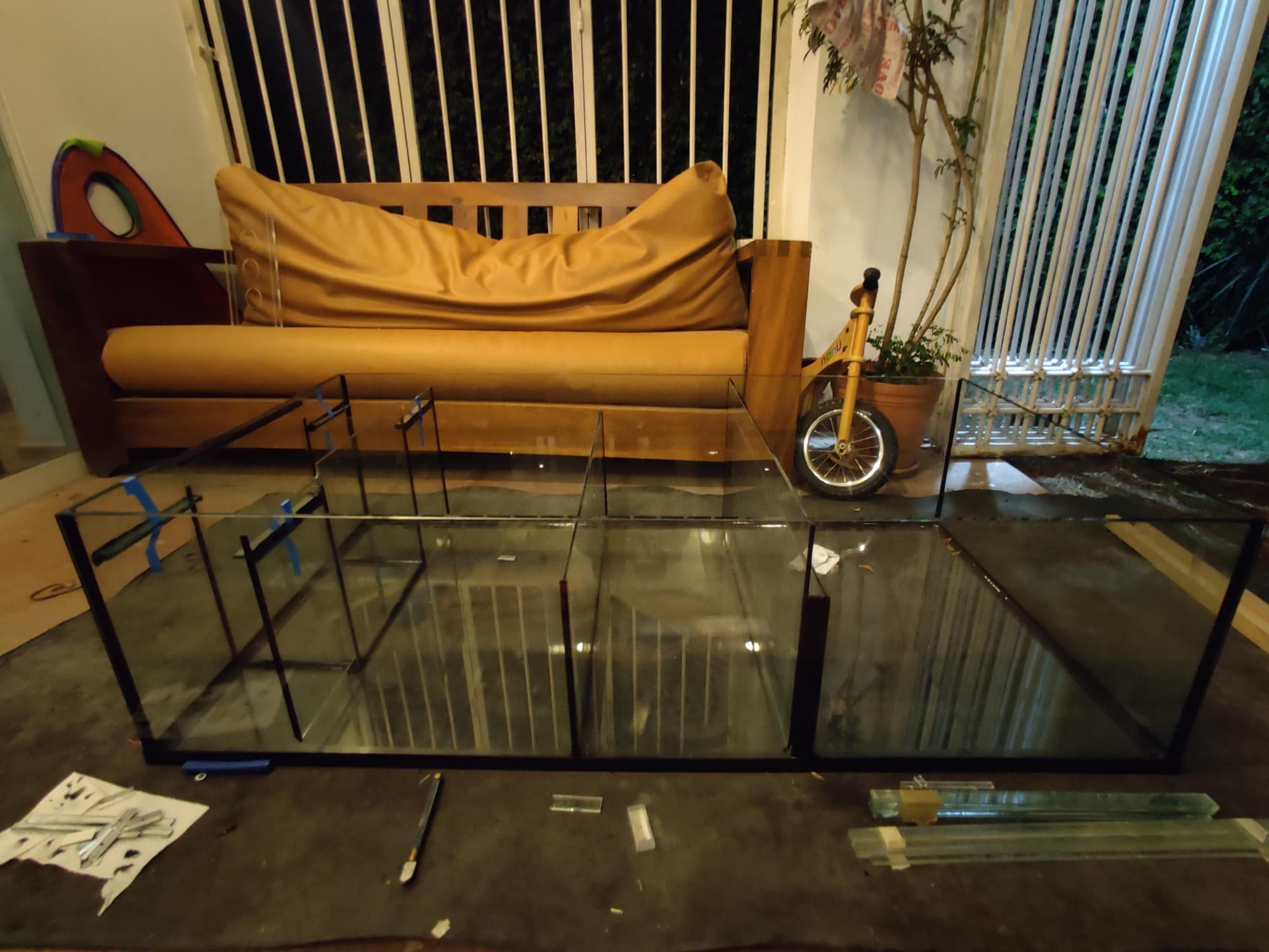 Pecera con base de madera y hardscape — foto 3